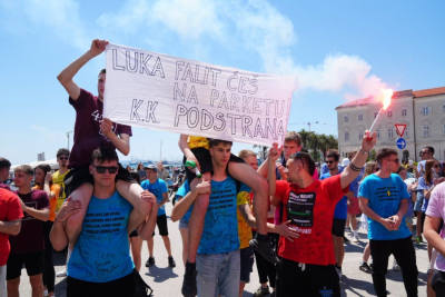 Emotivna poruka na splitskoj Rivi: Košarkaši transparentom odali počast ubijenom Luki iz Drniša