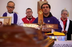 Kolone ljudi na putu prema Taboru fra Zvjezdana Linića