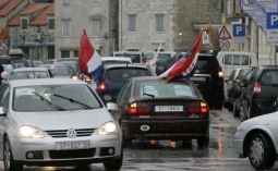 Simpatizeri inicijative "U ime obitelji" organizirali karusel po Splitu: "Ćaća mi je bija partizan, a stric ustaša"